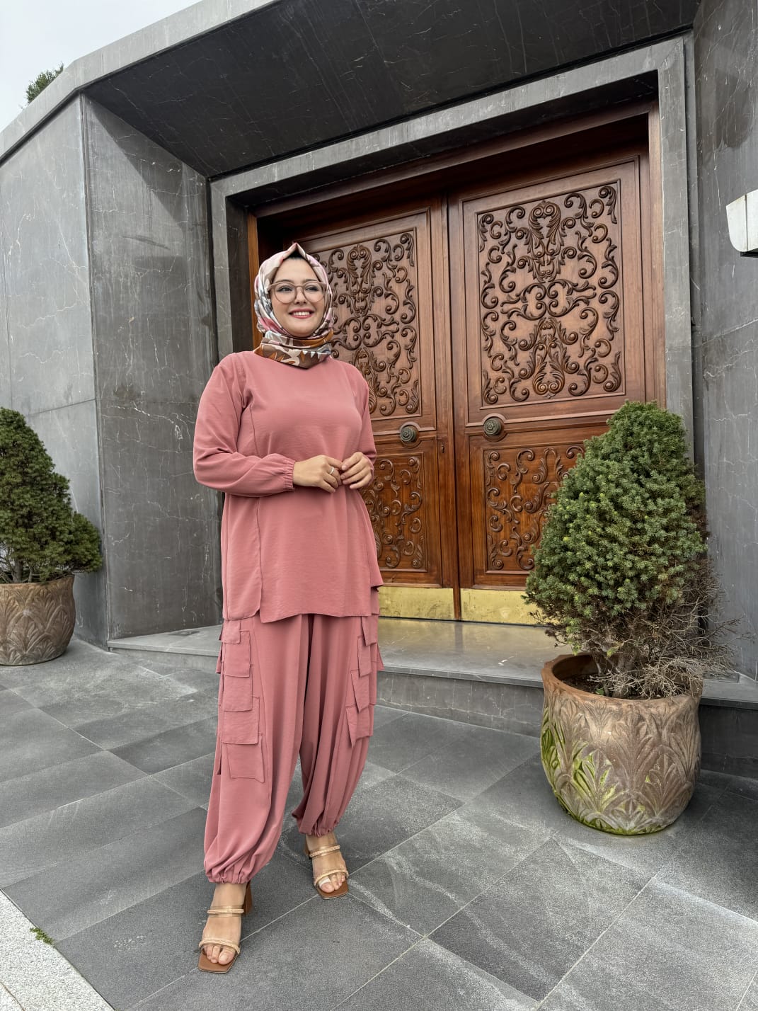 Bileği Büzgülü Asimetrik Kesim Uzun Kollu Bluz