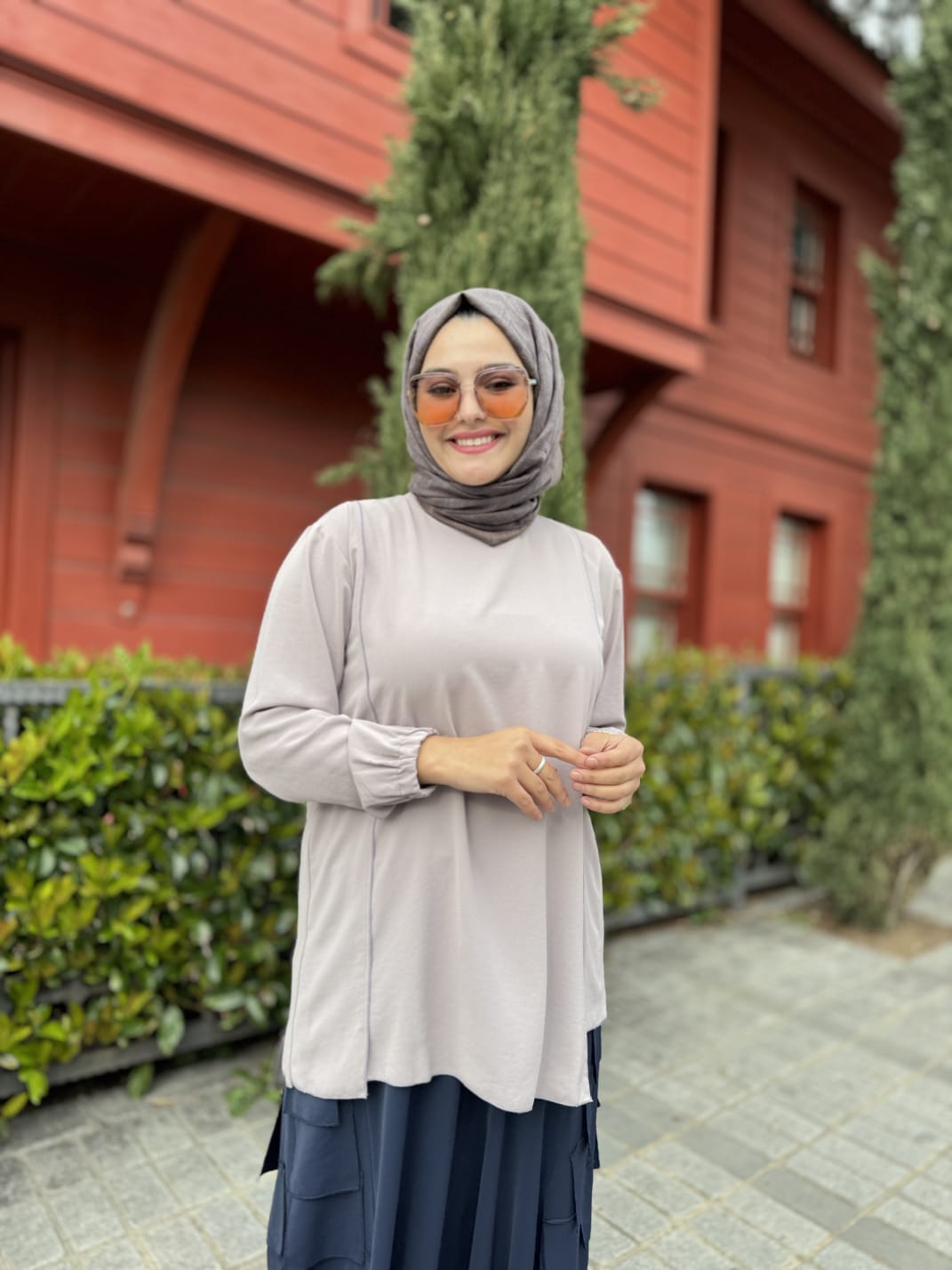 Bileği Büzgülü Asimetrik Kesim Uzun Kollu Bluz