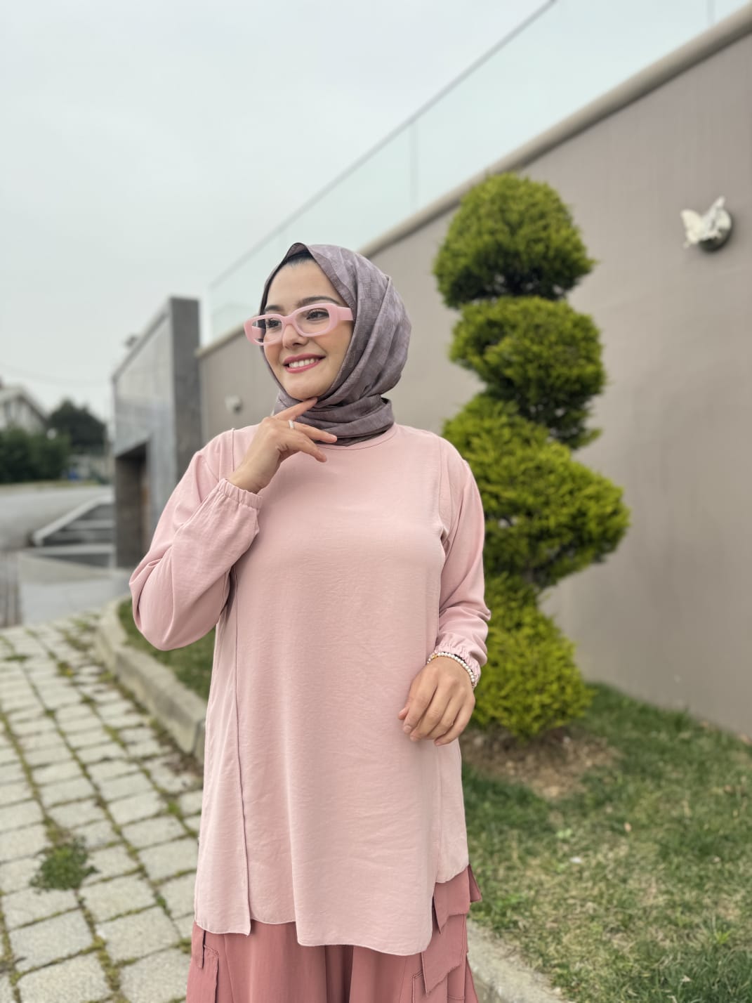 Bileği Büzgülü Asimetrik Kesim Uzun Kollu Bluz