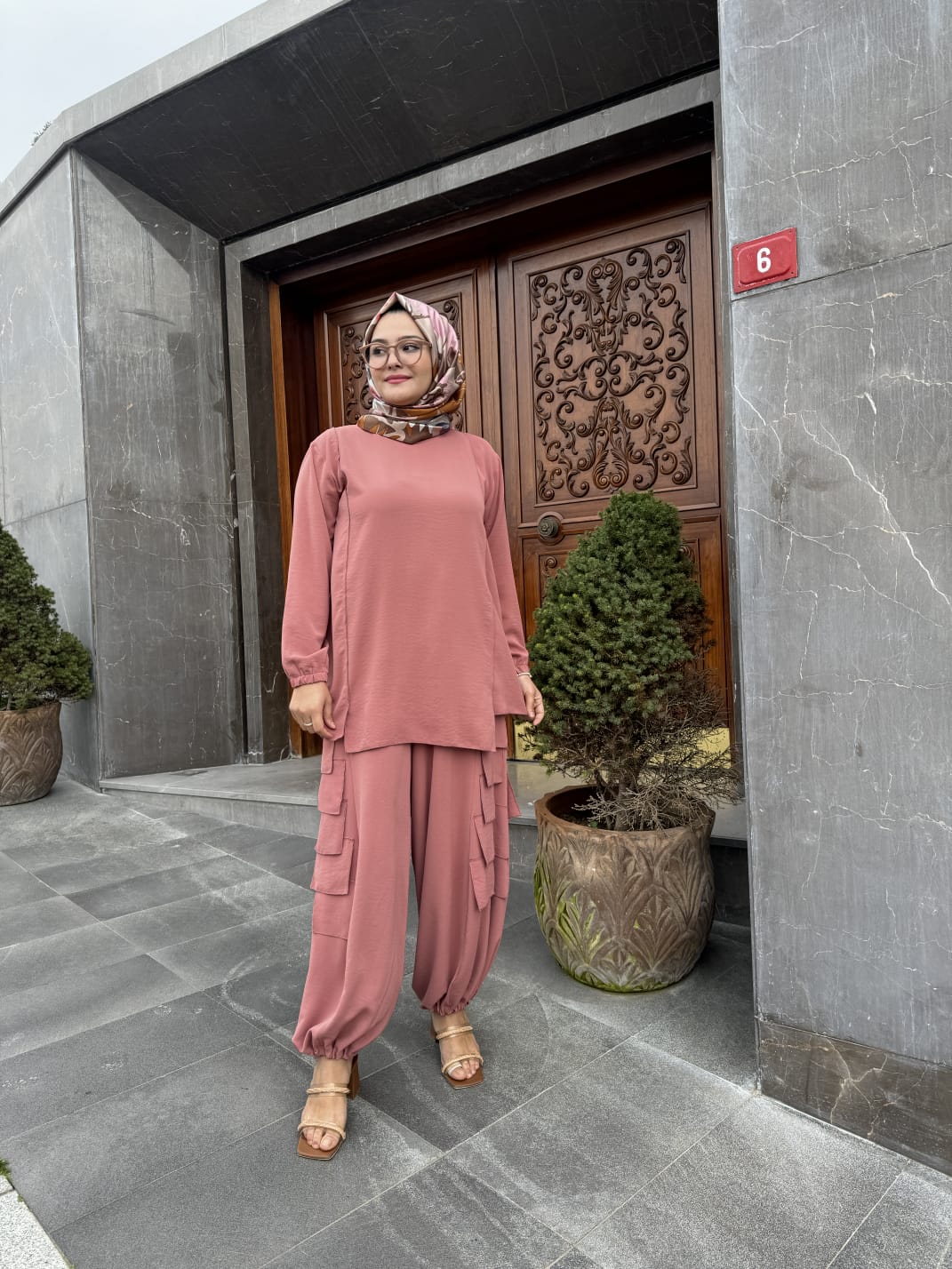 Bileği Büzgülü Asimetrik Kesim Uzun Kollu Bluz