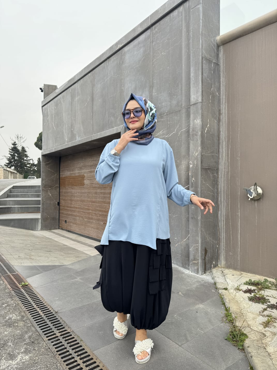 Bileği Büzgülü Asimetrik Kesim Uzun Kollu Bluz