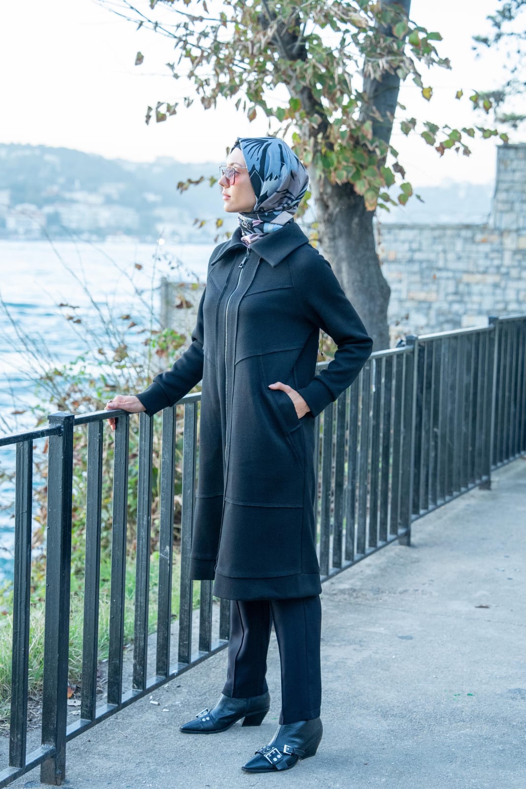 Fermuarlı Asimetrik Dikiş Detaylı Tesettür Kap