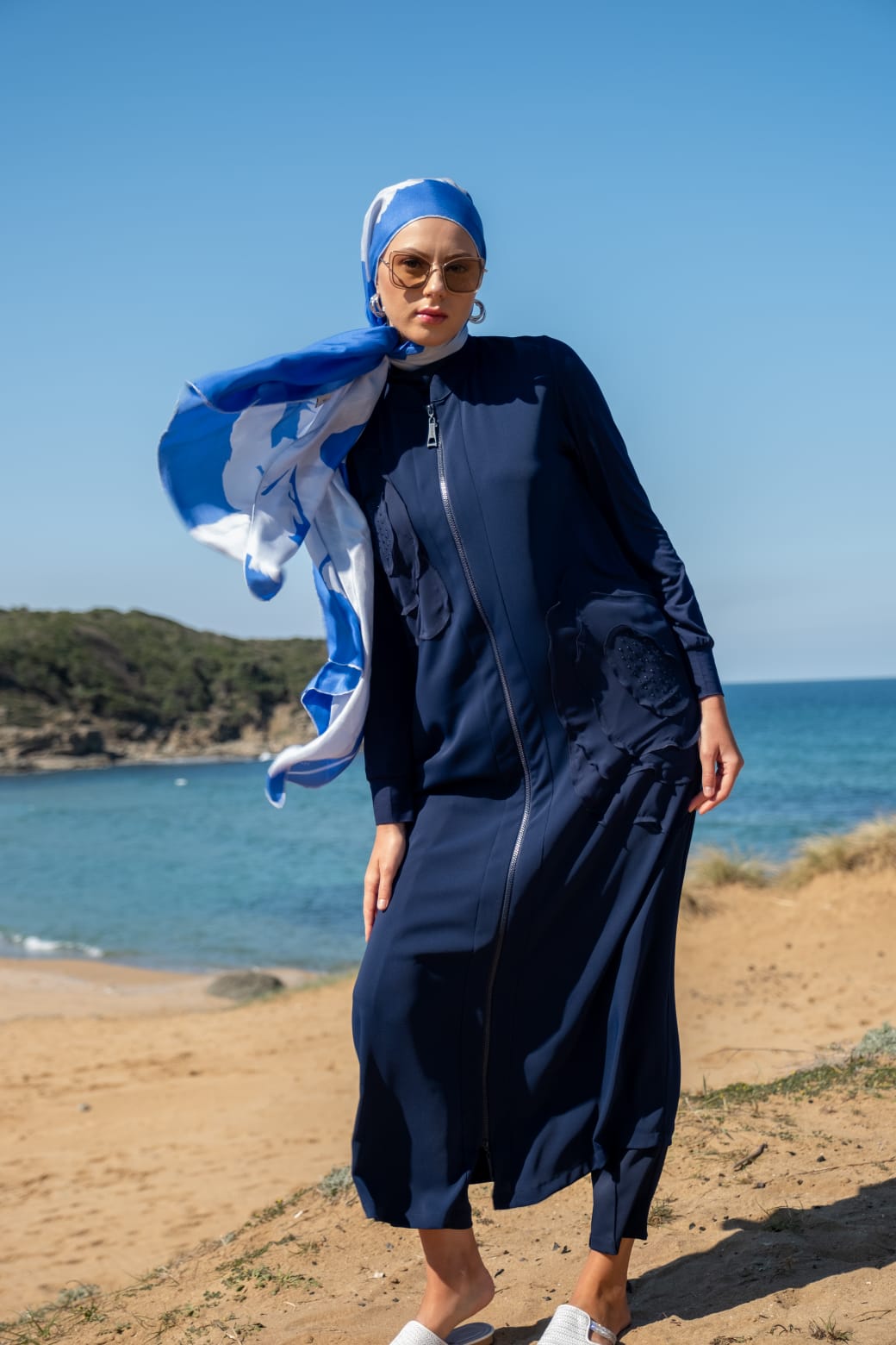 Fermuarlı Çiçek ve Taş İşlemeli Ferace
