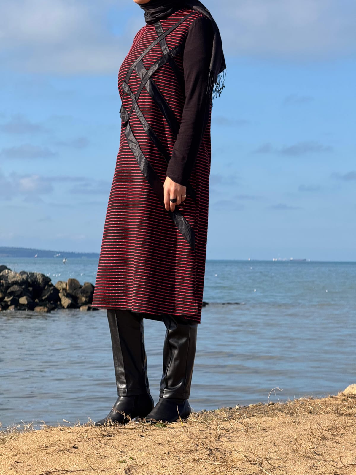 Çizgili Deri Şerit Detaylı Tesettür Tunik