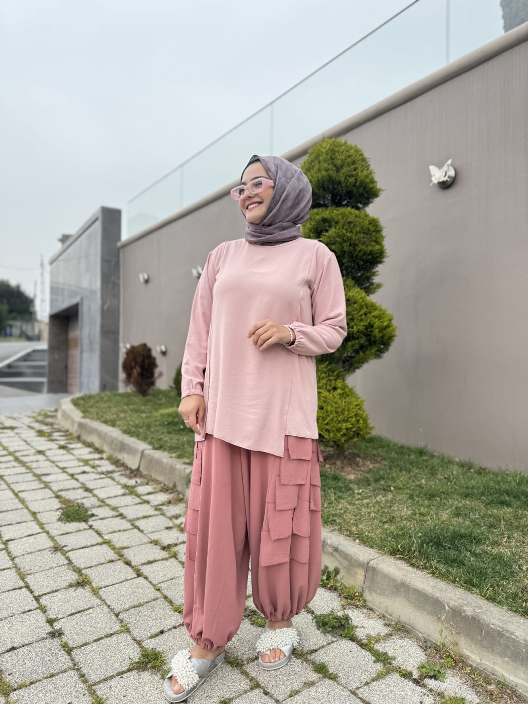Bileği Büzgülü Asimetrik Kesim Uzun Kollu Bluz