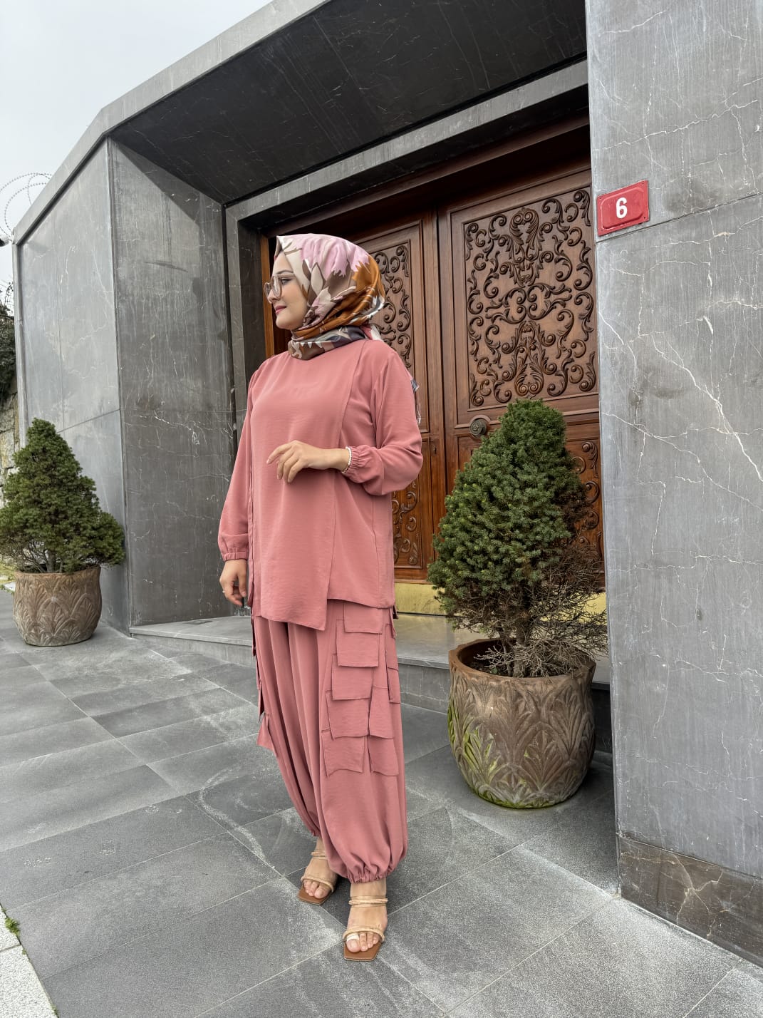 Bileği Büzgülü Asimetrik Kesim Uzun Kollu Bluz