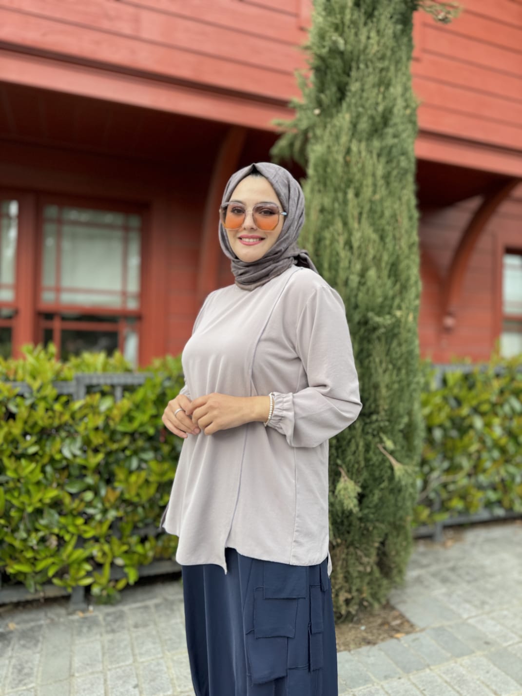 Bileği Büzgülü Asimetrik Kesim Uzun Kollu Bluz
