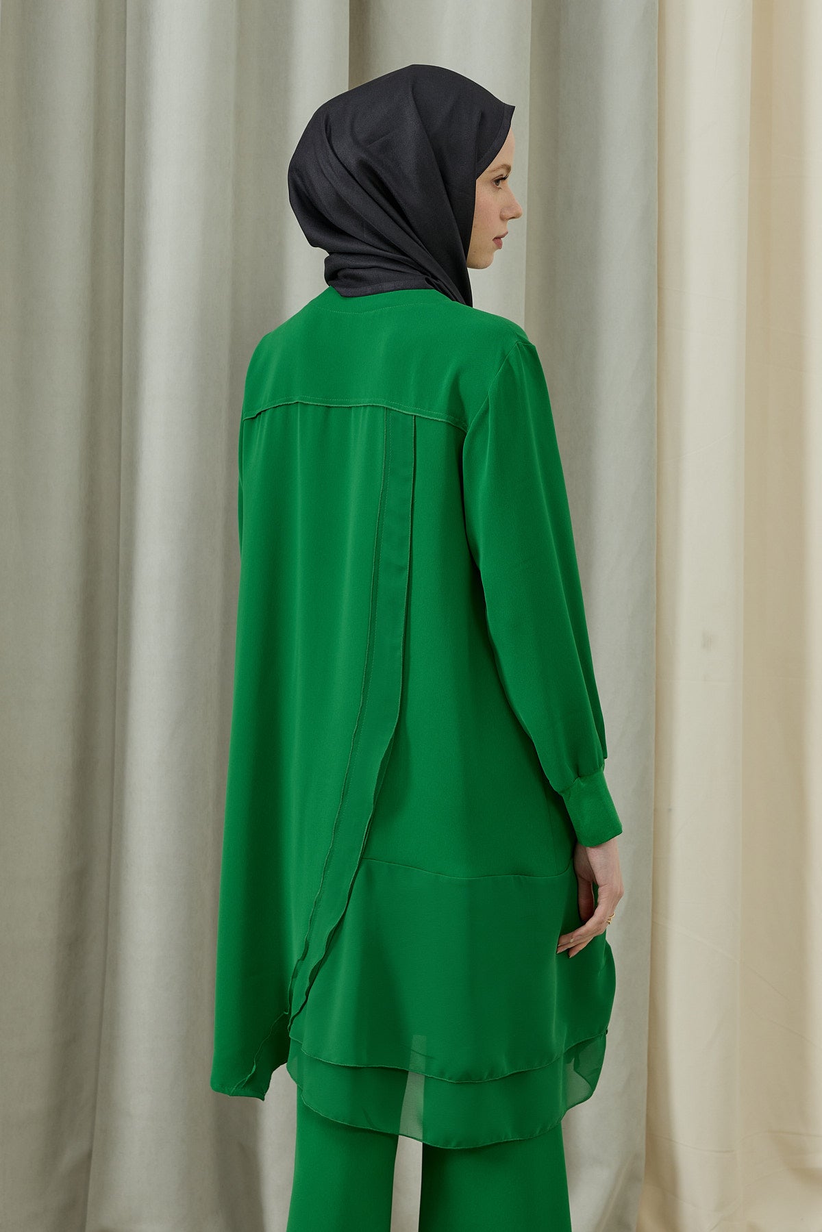 Önden Düğmeli Şifon Parça Detaylı Tesettür Tunik Benetton