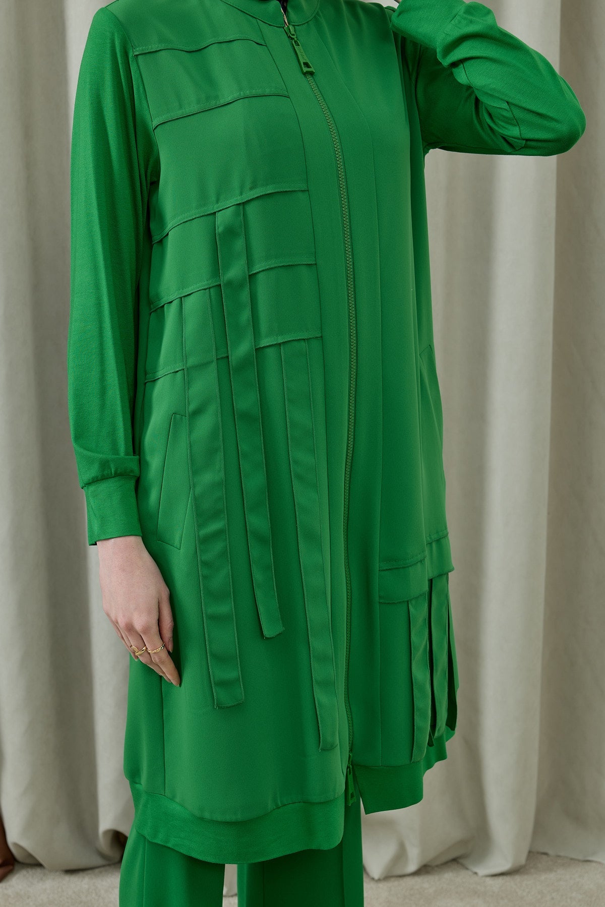 Fermuarlı Pile ve Şerit Detaylı Tesettür Tunik Benetton