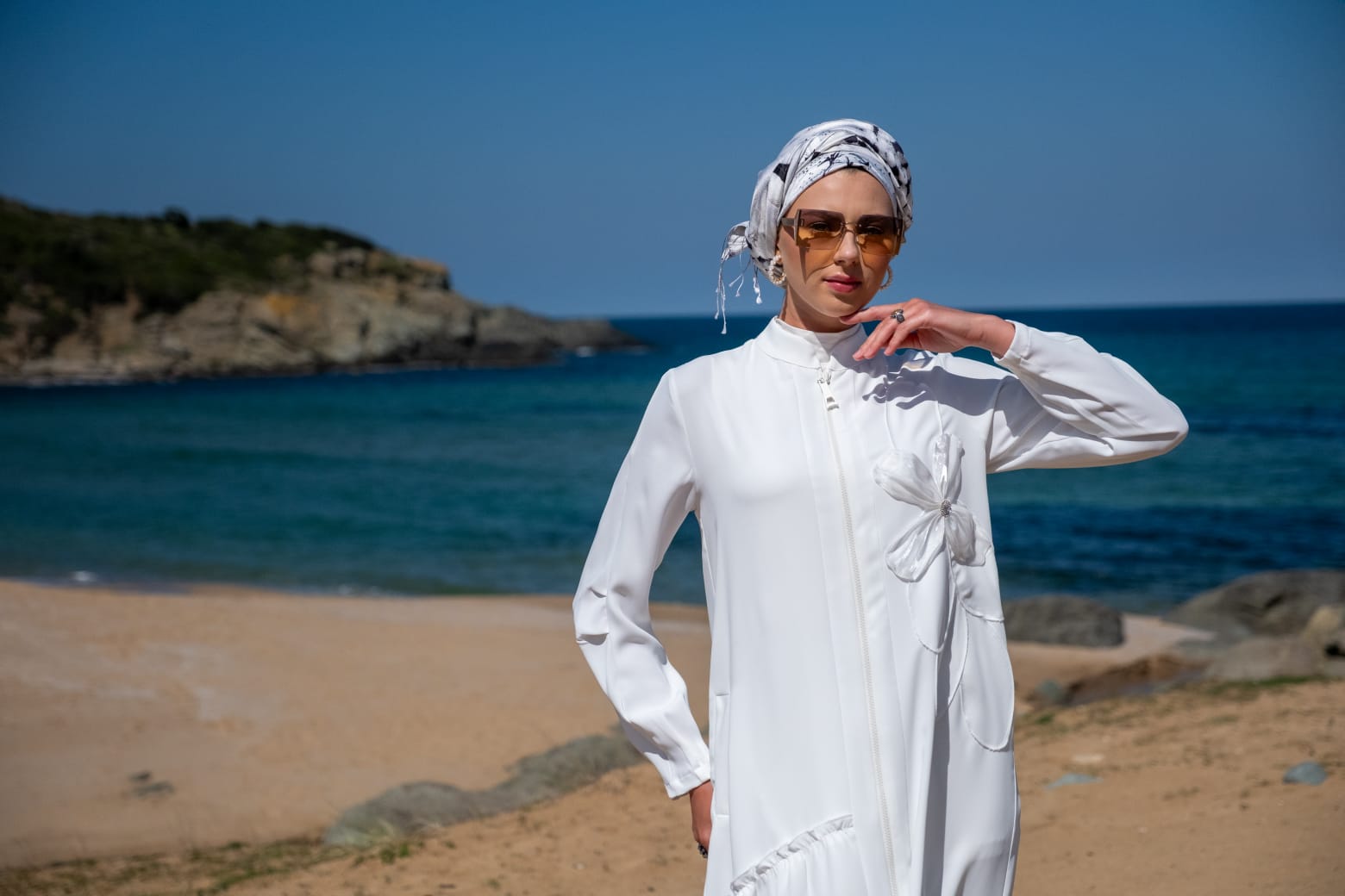 Fermuarlı Çiçek ve Fırfır Detaylı Uzun Ferace