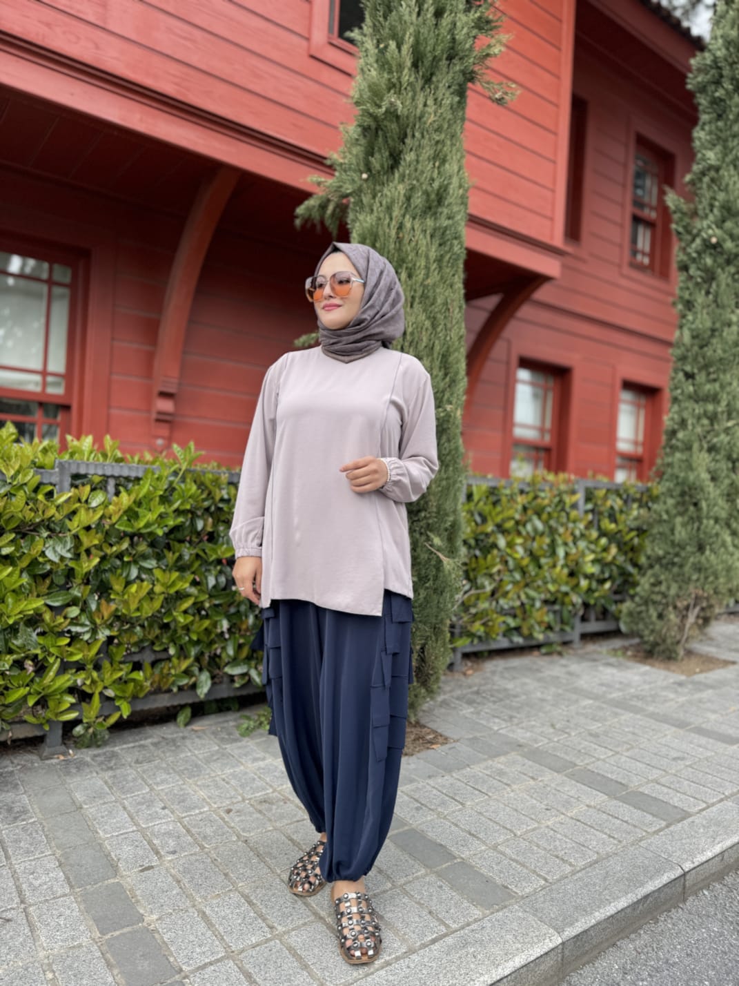 Bileği Büzgülü Asimetrik Kesim Uzun Kollu Bluz
